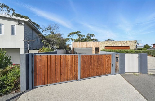 Lauderdale House | Beautiful Balook - 3 Bedroom Beach House