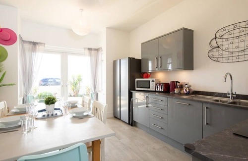 Bognor Regis House | Beautiful Beachfront House wth Balcony & Sea Views