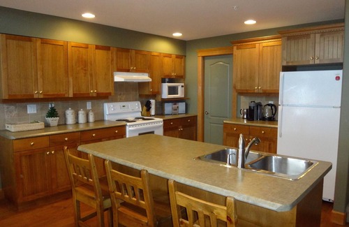 Big White Ski Resort House | Beautiful Big White Ski-In/Ski-Out Vacation Condo With Private Hot Tub!