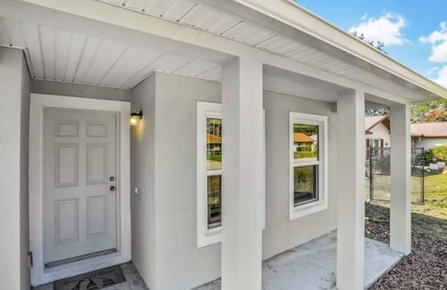 Indian Trails House | Beautiful Bracken Lane Bungalow