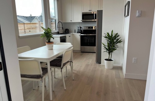 Burke Mountain Apartment | Beautiful, bright and brand new suite-apartment