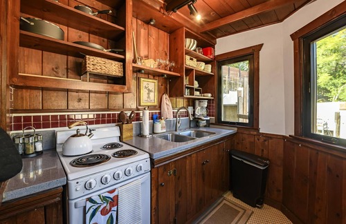 Hollywood Heights Cabin | Beautiful Bungalow with Indoor Fireplace