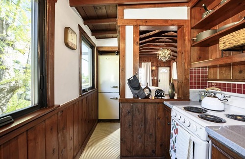 Hollywood Heights Cabin | Beautiful Bungalow with Indoor Fireplace