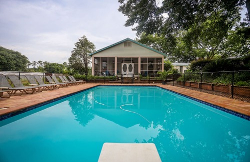Kennard Cabin | BEAUTIFUL CABIN IN NATIONAL FOREST WITH SCREENED IN PORCH AND POND WITH FOUNTAIN