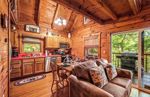 Gatlinburg Cabin | BEAUTIFUL Cabin,perfectly located close to TOWN and NATURE! HOT TUB, DECKS, More