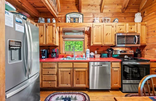 Gatlinburg Cabin | BEAUTIFUL Cabin,perfectly located close to TOWN and NATURE! HOT TUB, DECKS, More