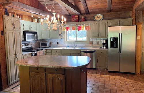 Branch House | Beautiful Cabin with Gorgeous Riverbend View. Great for fishing! Newly Renovated
