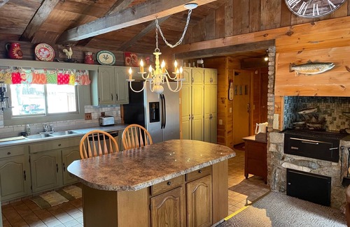 Branch House | Beautiful Cabin with Gorgeous Riverbend View. Great for fishing! Newly Renovated
