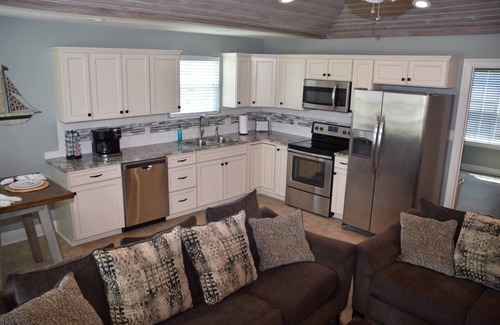 Hackberry House | Beautiful Canalfront in Hackberry. Minutes to Beach, Calcasieu Lake & Casinos!