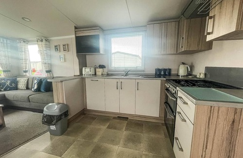 Great Yarmouth House | Beautiful caravan with decking on a lovely Holiday Park, ref 50036K