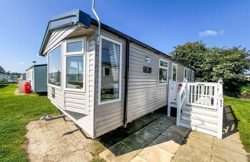 Great Yarmouth House | Beautiful caravan with decking on a lovely Holiday Park, ref 50036K