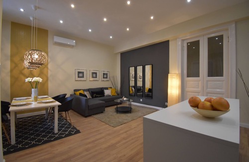 Nepszinhaz negyed Condo | Beautiful central 4 bedroom/4 bathroom