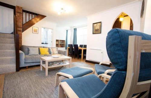 Montpellier House | Beautiful Cheltenham Townhouse Private Parking