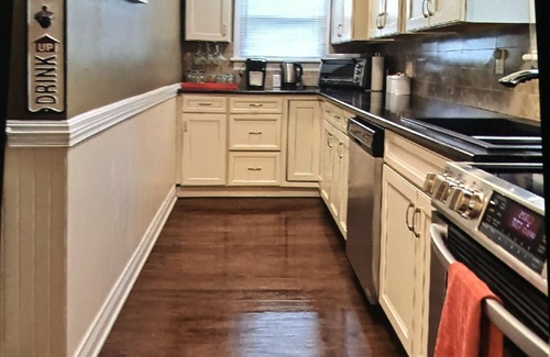 Colchester Cottage | Beautiful, clean cottage, 4 min walk to the beach/playground. Many wineries!