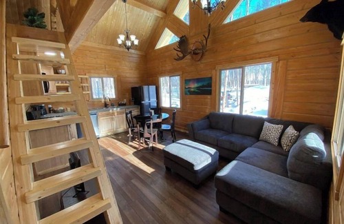 Wasilla Cabin | Beautiful Comfy Alaskan Log Home 2