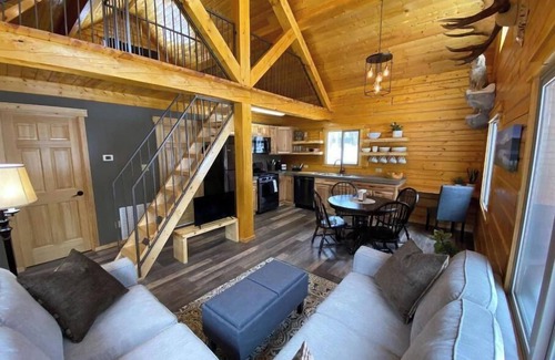 Wasilla Cabin | Beautiful Comfy Alaskan Log Home 1