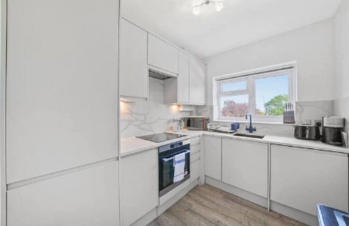 East Acton Apartment | Beautiful & Comfy Acton Gem ~ King Beds ~ Parking!