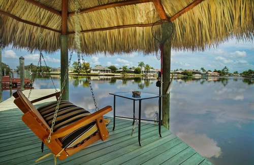 Pelican Apartment | Beautiful complex on Lake Louise private pool and pier
