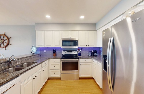 Pine Knoll Shores Condo | Beautiful Condo w/Central AC, washer/dryer, marina, 6 pools, & tennis