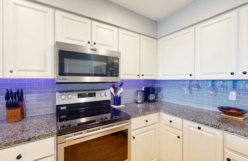 Pine Knoll Shores Condo | Beautiful Condo w/Central AC, washer/dryer, marina, 6 pools, & tennis