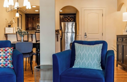 West Plaza Condo | Beautiful Condo on the plaza I 01