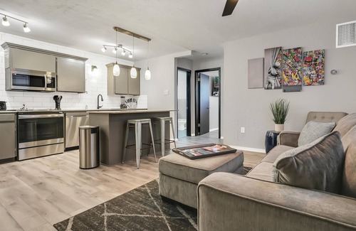 Lawton Apartment | Beautiful Contemporary Suite #02