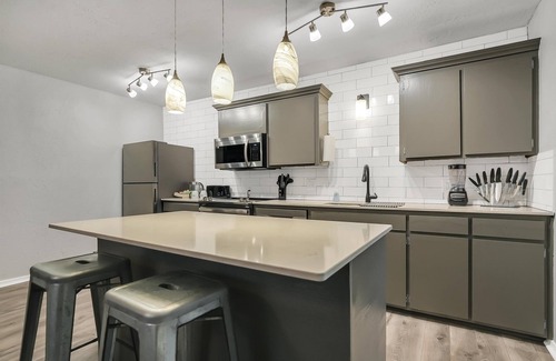 Lawton Apartment | Beautiful Contemporary Suite #02