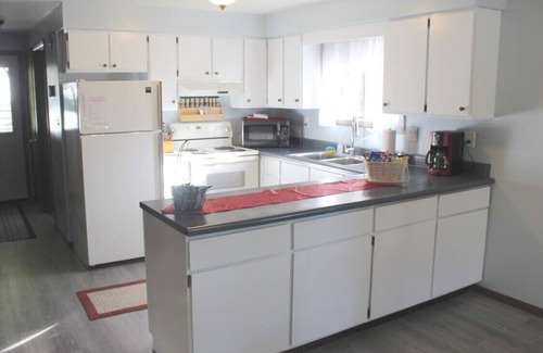 Florence Cottage | Beautiful Cottage on Spread Eagle Chain- No Additional Cleaning Fee