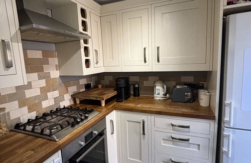 Coombe Hill Cottage | Beautiful cottage overlooking Richmond park. Easy reach to central london