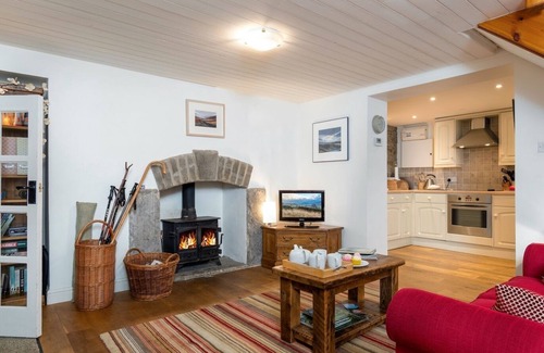 Low Row House | Beautiful cottage with breathtaking views! Sleeps 3 & 1 dog, w/WiFi & pub nearby!