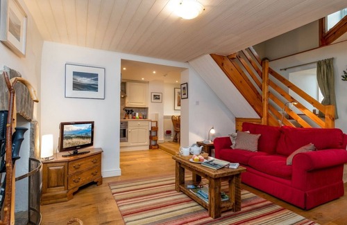 Low Row House | Beautiful cottage with breathtaking views! Sleeps 3 & 1 dog, w/WiFi & pub nearby!