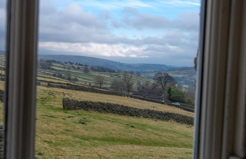Low Row House | Beautiful cottage with breathtaking views! Sleeps 3 & 1 dog, w/WiFi & pub nearby!