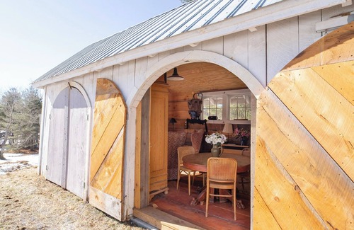 South Londonderry Cabin | Beautiful country cabin with hot tub and outdoor shower in Londonderry