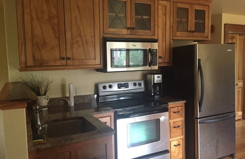 Fletcher Apartment | Beautiful Country Setting! Convenient Location " The Carriage House"