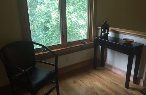 Fletcher Apartment | Beautiful Country Setting! Convenient Location " The Carriage House"