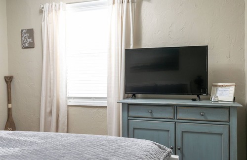 Historic Uptown Apartment | Beautiful Cozy Cottage Apartment Close to Downtown!