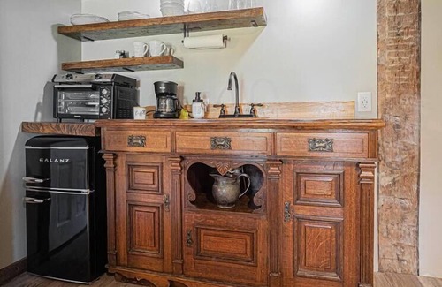Chester House | Beautiful cozy cottage for spring fun!