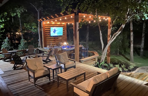 Whispering Hills Cabin | Beautiful, cozy lakehouse w/guesthouse, amazing outdoor living & boathouse!