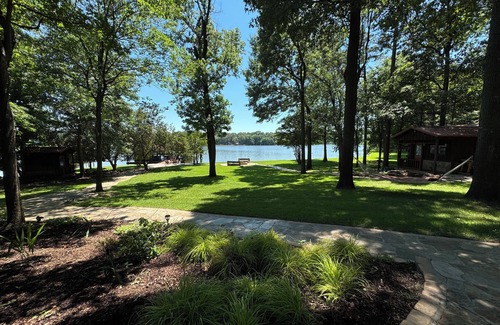 Whispering Hills Cabin | Beautiful, cozy lakehouse w/guesthouse, amazing outdoor living & boathouse!