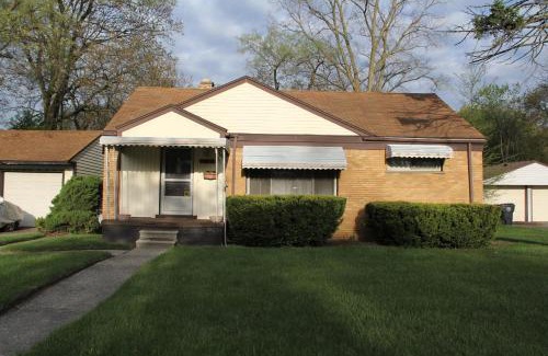 Oak Park Apartment | Beautiful, Cozy Stay in Oak Park, Queen Bedroom, Work Setup & Backyard Grill