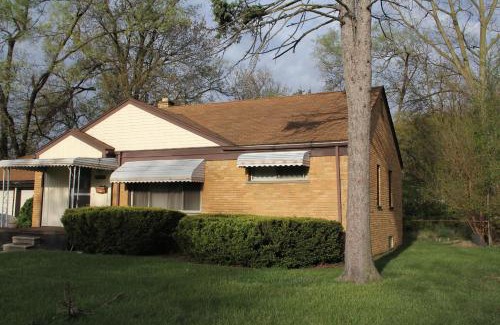 Oak Park Apartment | Beautiful, Cozy Stay in Oak Park, Queen Bedroom, Work Setup & Backyard Grill