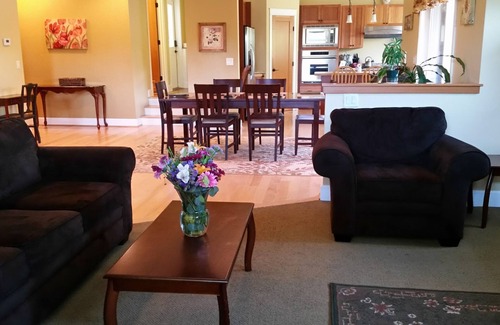 Amazon House | Beautiful Craftsman-style home in the hills, near the U of O!