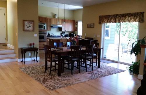 Amazon House | Beautiful Craftsman-style home in the hills, near the U of O!