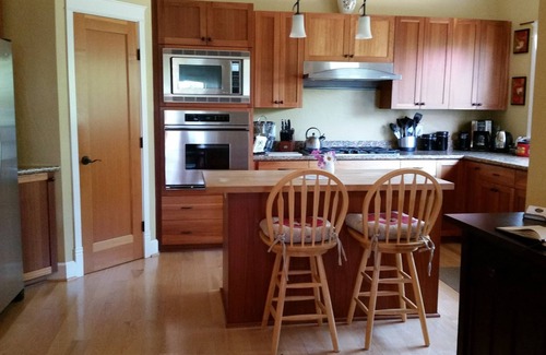 Amazon House | Beautiful Craftsman-style home in the hills, near the U of O!