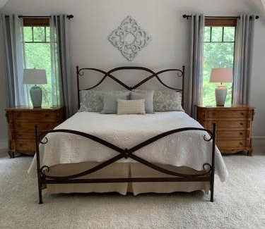 Henderson House | Beautiful Custom-built, Lodge-like Kerr Lake Home, non-smoking