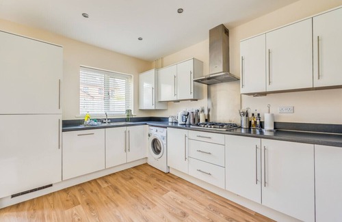 Upton House | Beautiful Detached House Free Parking SmartTVs Fast Wifi Office