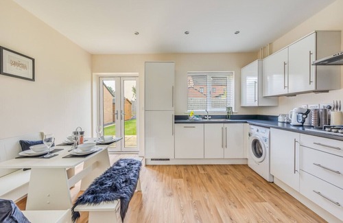 Upton House | Beautiful Detached House Free Parking SmartTVs Fast Wifi Office