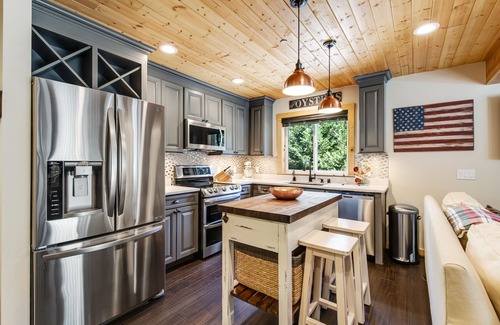 Lilliwaup House | Beautiful Dog-Friendly Secluded Home W/Private Hot Tub, Gas Grill & More