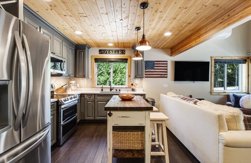 Lilliwaup House | Beautiful Dog-Friendly Secluded Home W/Private Hot Tub, Gas Grill & More