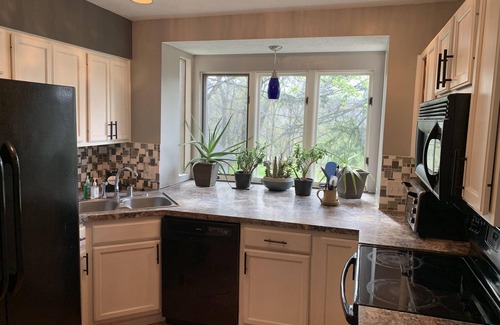 Dublin House | Beautiful Downtown Riverview Private 3-Bed Vacation Home